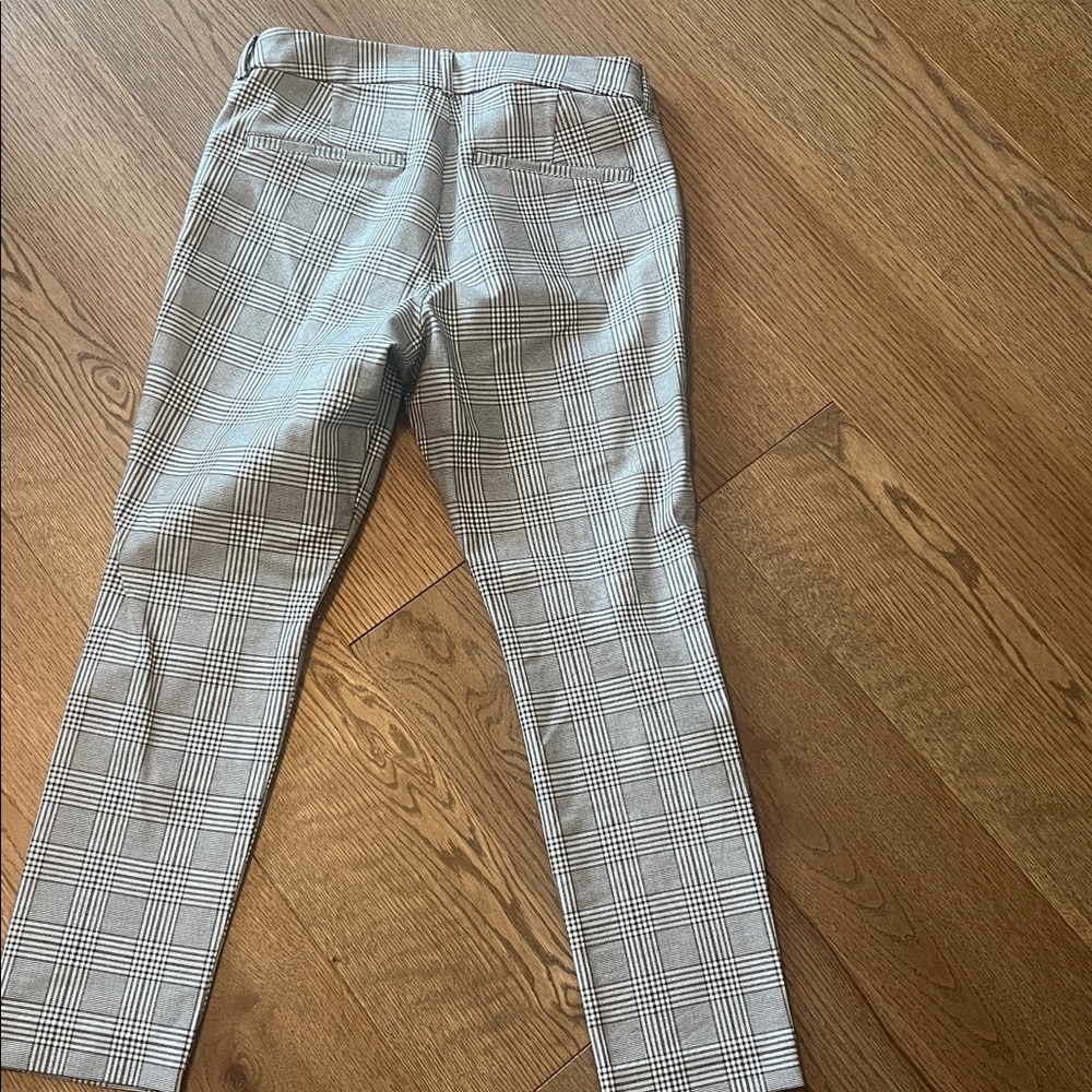 Old Navy Pixie Skinny Pants - Picture 5 of 5